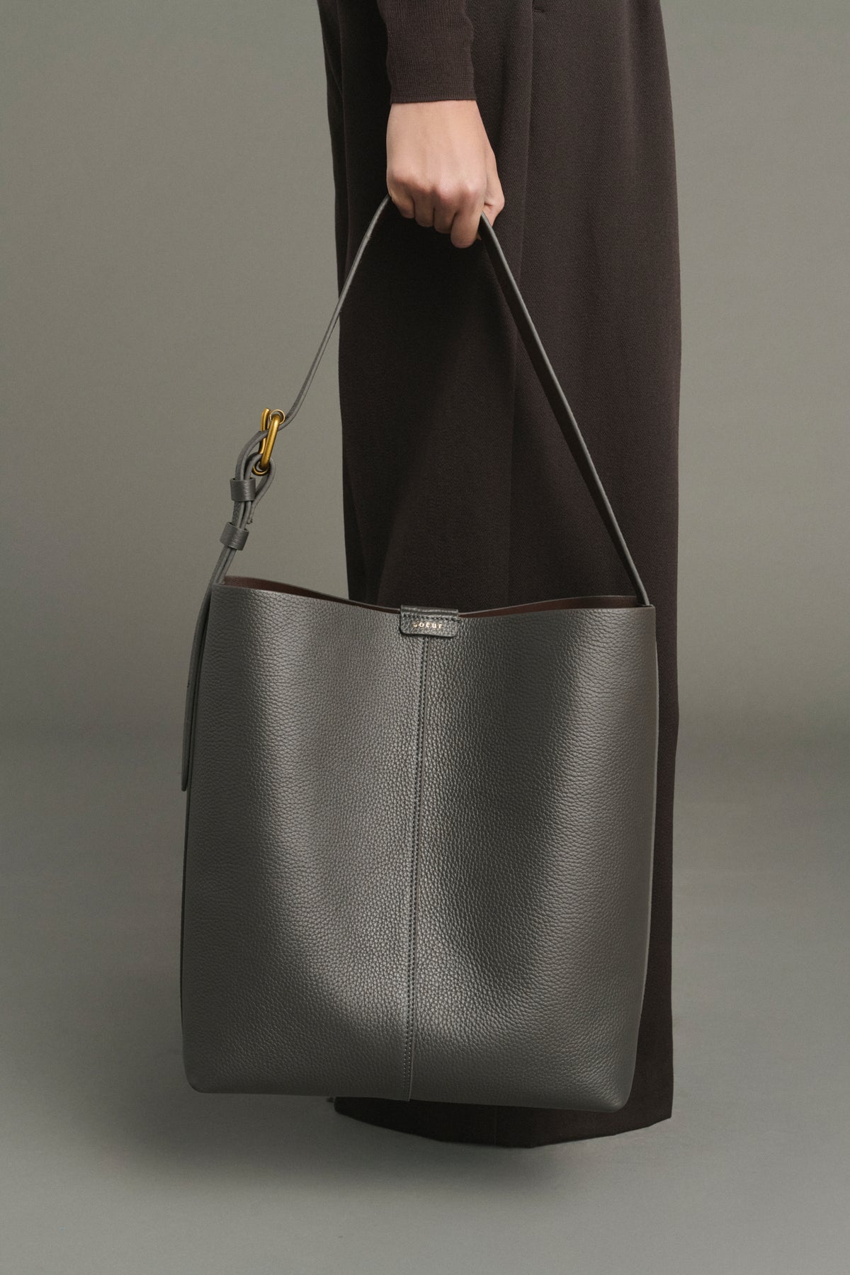 Tasche Saudade - Stahlfarbenes genarbtes Leder Beuteltasche - Soeur