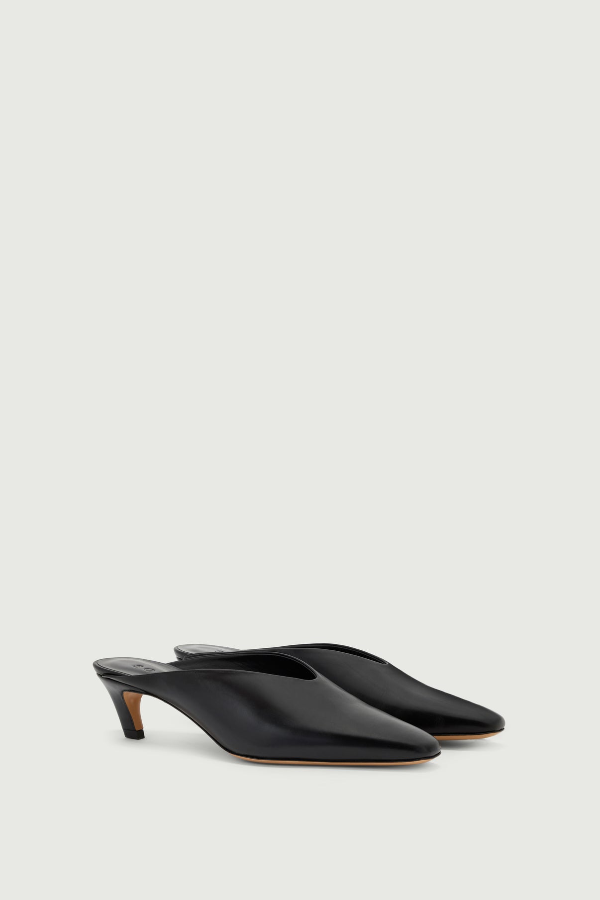 Mules Amalie – Schwarzes Leder mit Absatz – Soeur vue 4